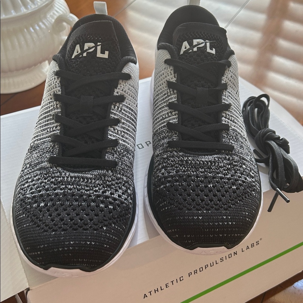 APL TechLoom Pro Women's 10.5/Men's 8 – NIB-Black/Heather Grey/White $180 Retail - Picture 5 of 6